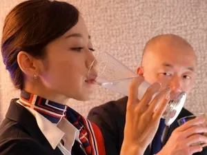 Cô gái trẻ ngực khủng nói rằng cô ấy không sống tốt, cô ấy lắc mình dữ dội