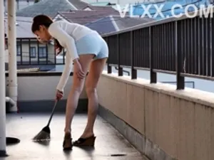 Bà nội trợ cởi đồ và quan hệ với con trai